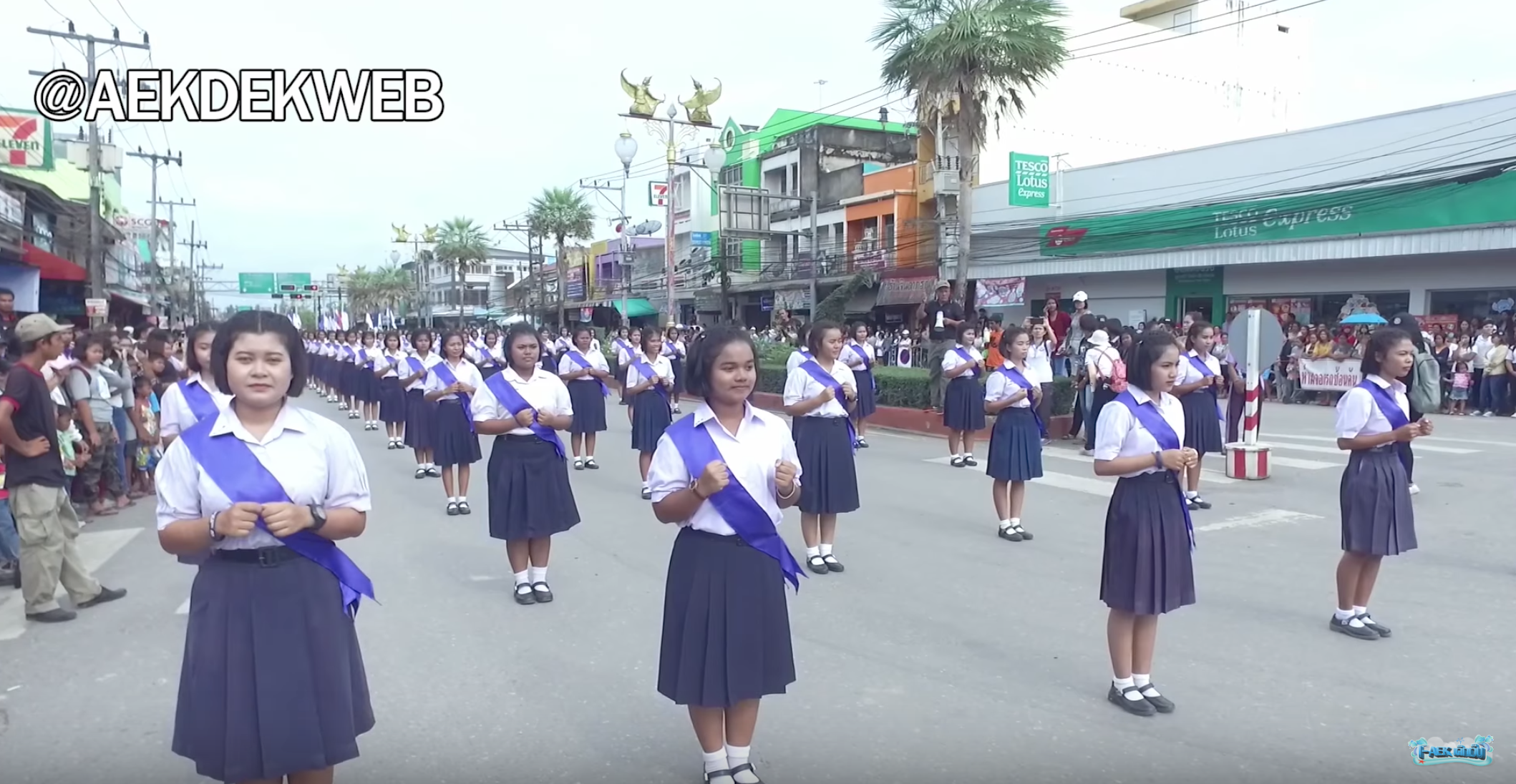 กองโชว์ โรงเรียนชะอวดเต้นบาสโลป
