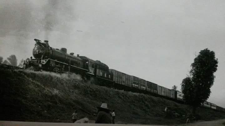ภาพถ่ายรถไฟไอน้ำ บริเวณชุมชนตลาดล่าง